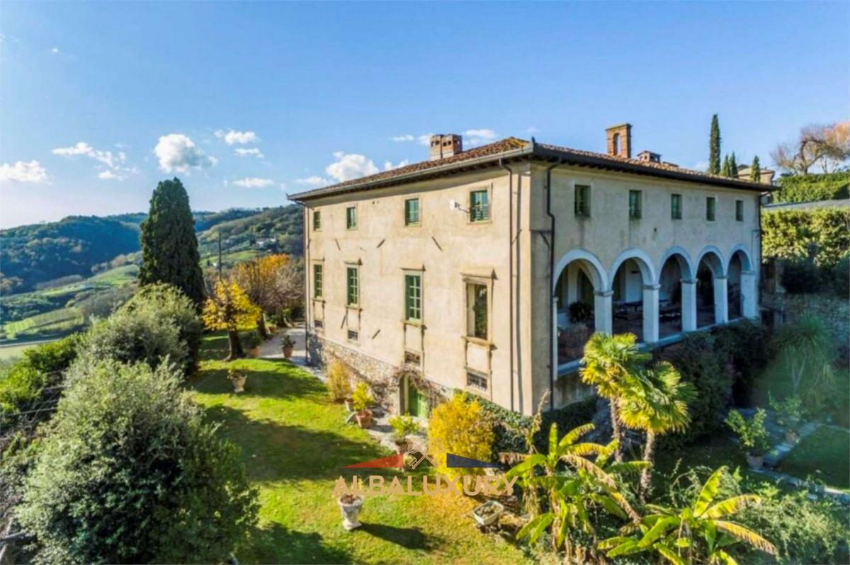 9 bedrooms Villa in Lucca, Italy No. 546