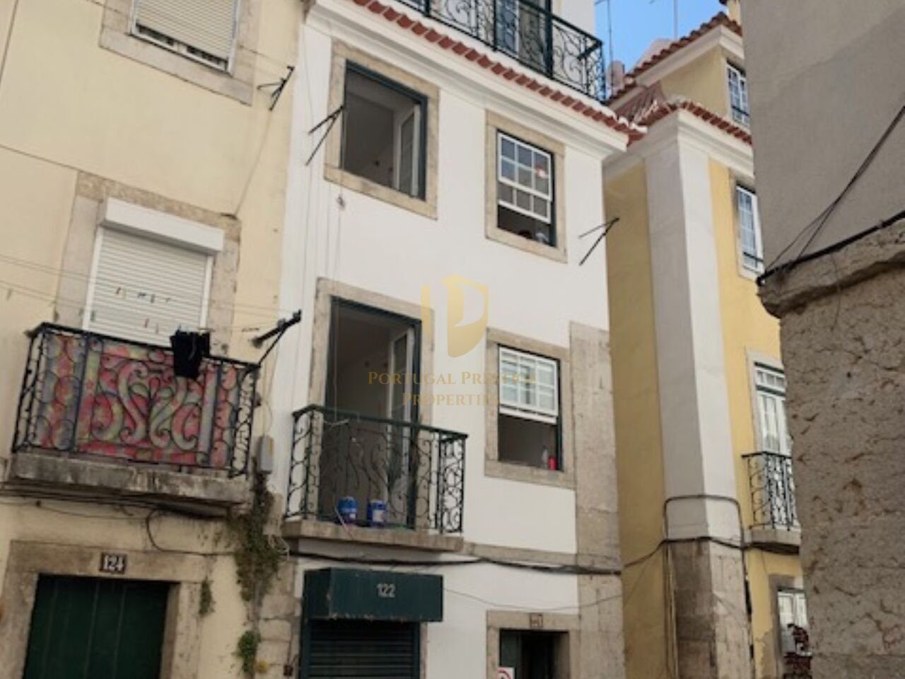 180m² Building in Lisbon, Portugal No. 128888