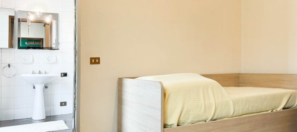 3 bedrooms House in Samarate, Italy No. 166904 2