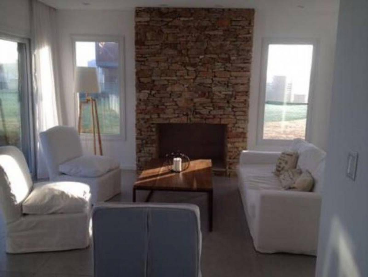 Casa de 3 dormitorios en Tigre, Argentina No. 6970