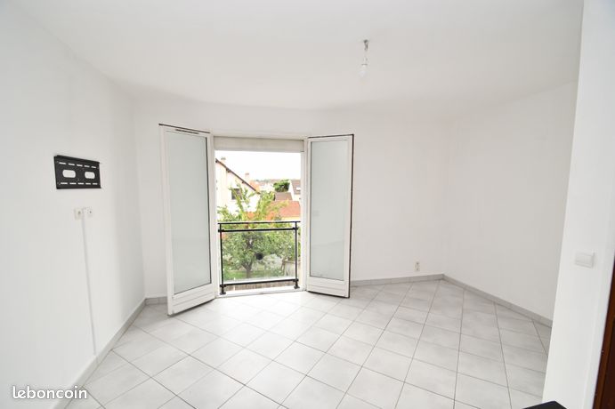 Studio in Sevran, France No. 306359