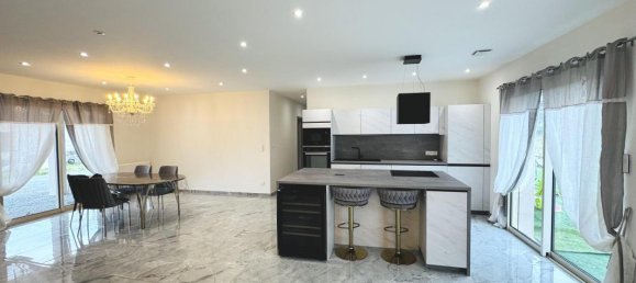 3 bedrooms Villa in Briennon, France No. 206667 5