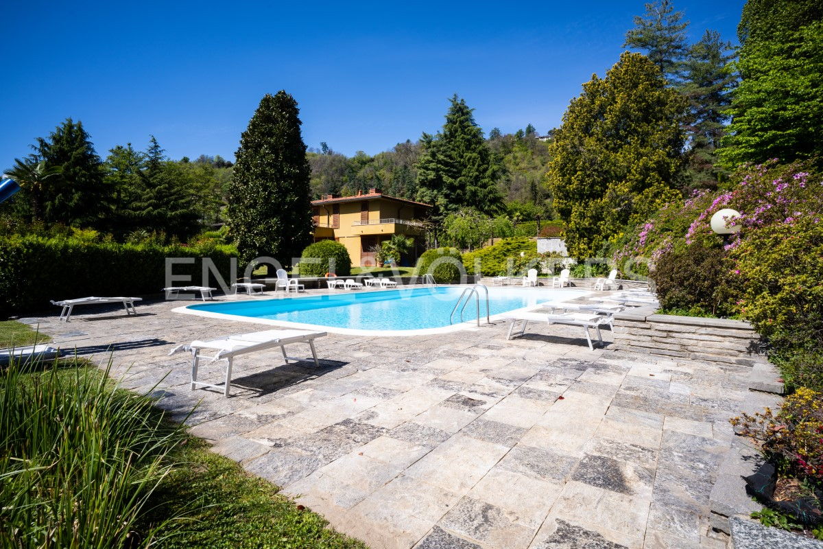 6 bedrooms Villa in Lesa, Italy No. 128413