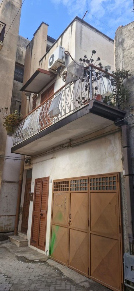 6 rooms House in Catenanuova, Italy No. 251686