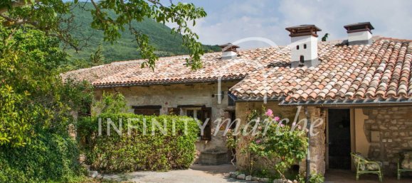 5 rooms House in Pioraco, Italy No. 292258 3