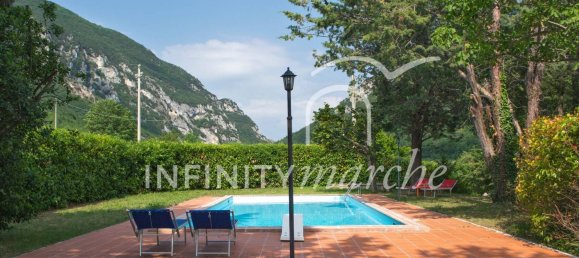 5 rooms House in Pioraco, Italy No. 292258 6