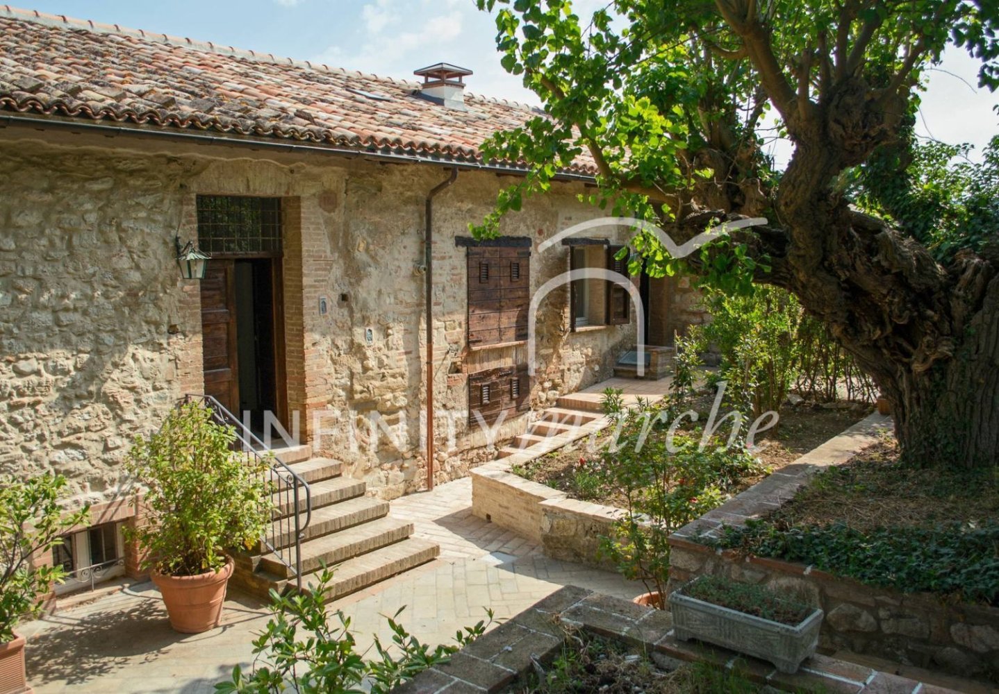 5 rooms House in Pioraco, Italy No. 292258