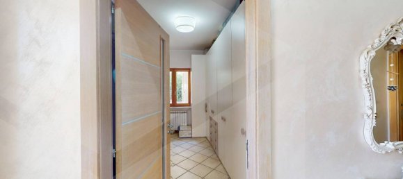 3-salle Appartement à Arzano, Italy No. 24673 15