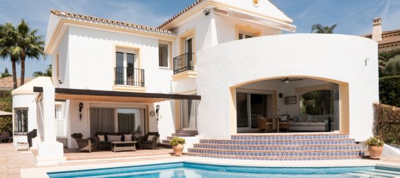 3 bedrooms House in Estepona, Spain No. 135087 2