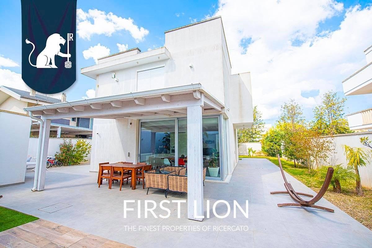 Вилла с 5 комнатами в Лечче, Италия № 24584