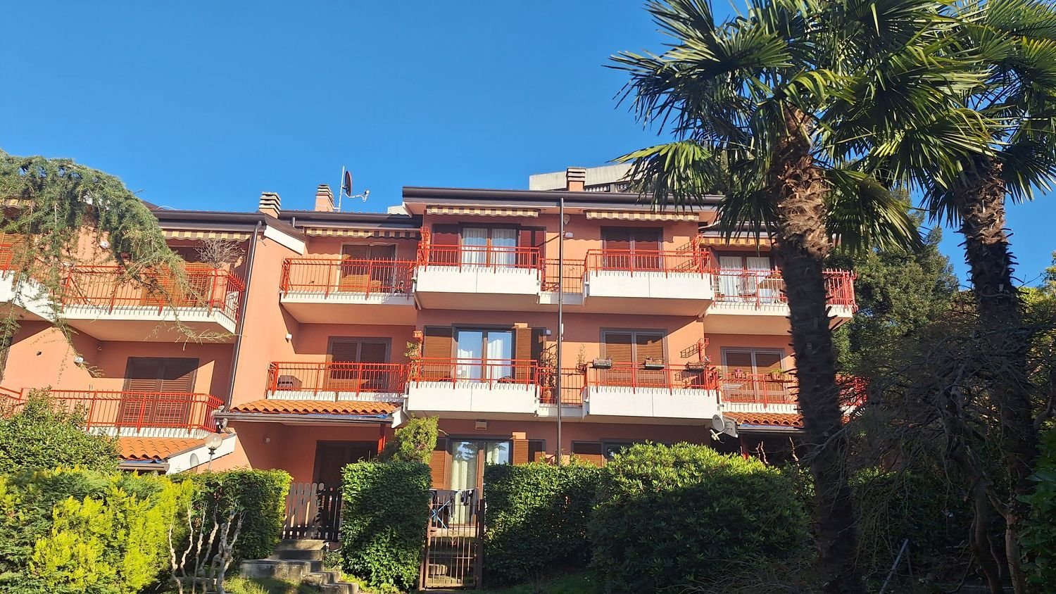 Apartamento de 4 habitaciónes en Luino, Italy No. 312015