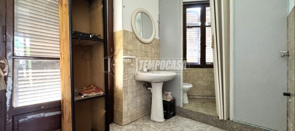 6 rooms Apartment in Biella, Italy No. 258117 4