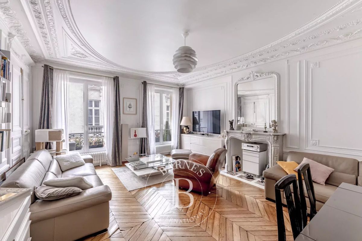 3 bedrooms Apartment in Paris, France No. 128760