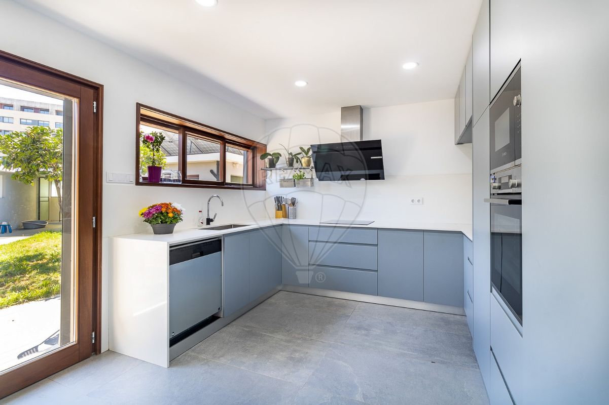 5 Schlafzimmer Haus in Sao Mamede de Infesta, Portugal, Nr. 20287