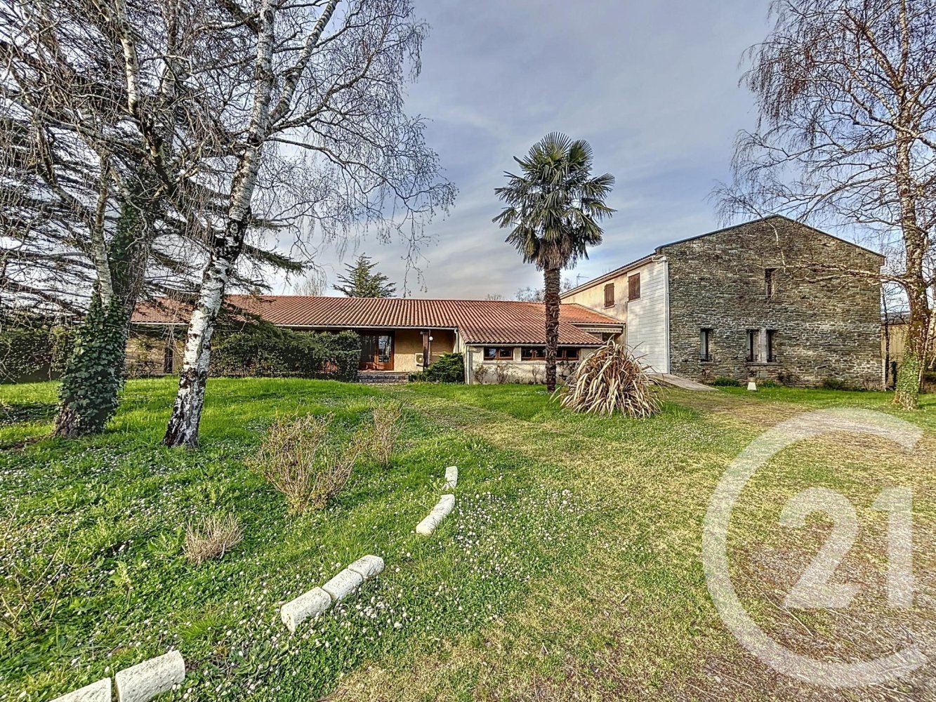 904m² Hotel in Chasnais, France No. 103133