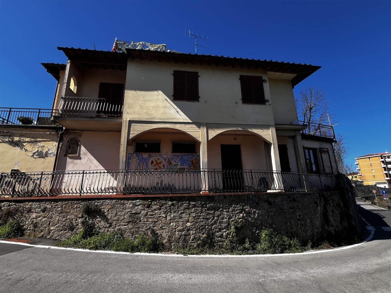 5 rooms House in Cavriglia, Italy No. 51090