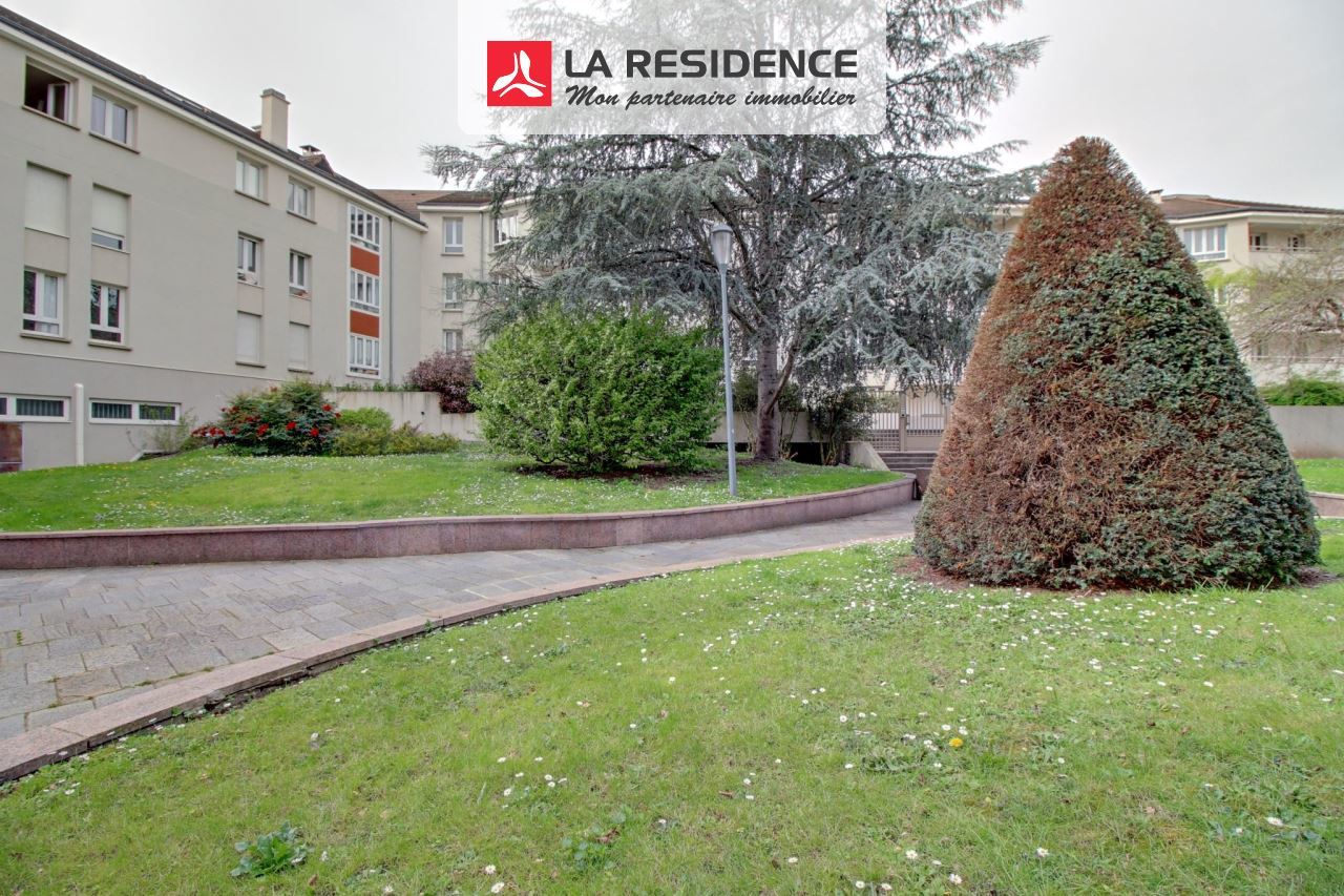 4 bedrooms Apartment in Poissy, France No. 180697