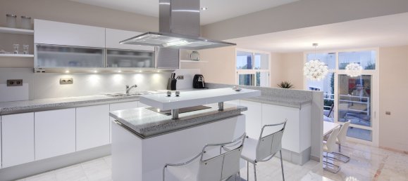 5 bedrooms Villa in La Quinta, Spain No. 4807 12