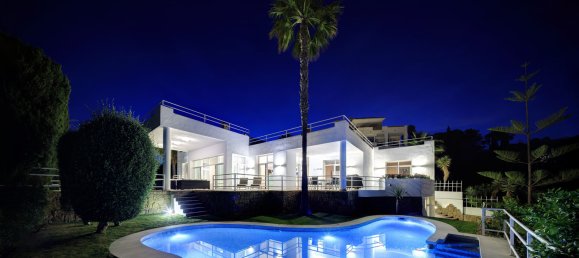 5 bedrooms Villa in La Quinta, Spain No. 4807 6