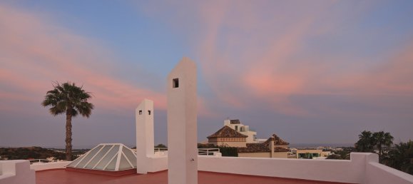 5 bedrooms Villa in La Quinta, Spain No. 4807 5