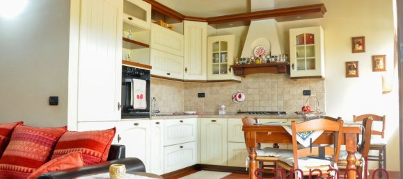 3 bedrooms Apartment in Pistoia, Italy No. 381807 2