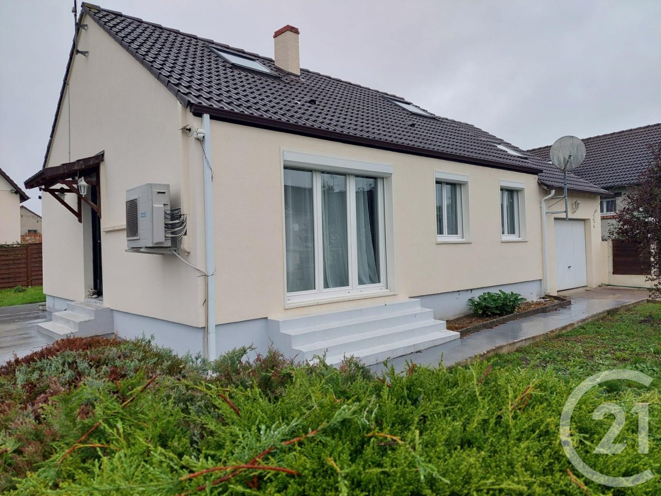 Casa de 3 dormitorios en Checy, France No. 226035