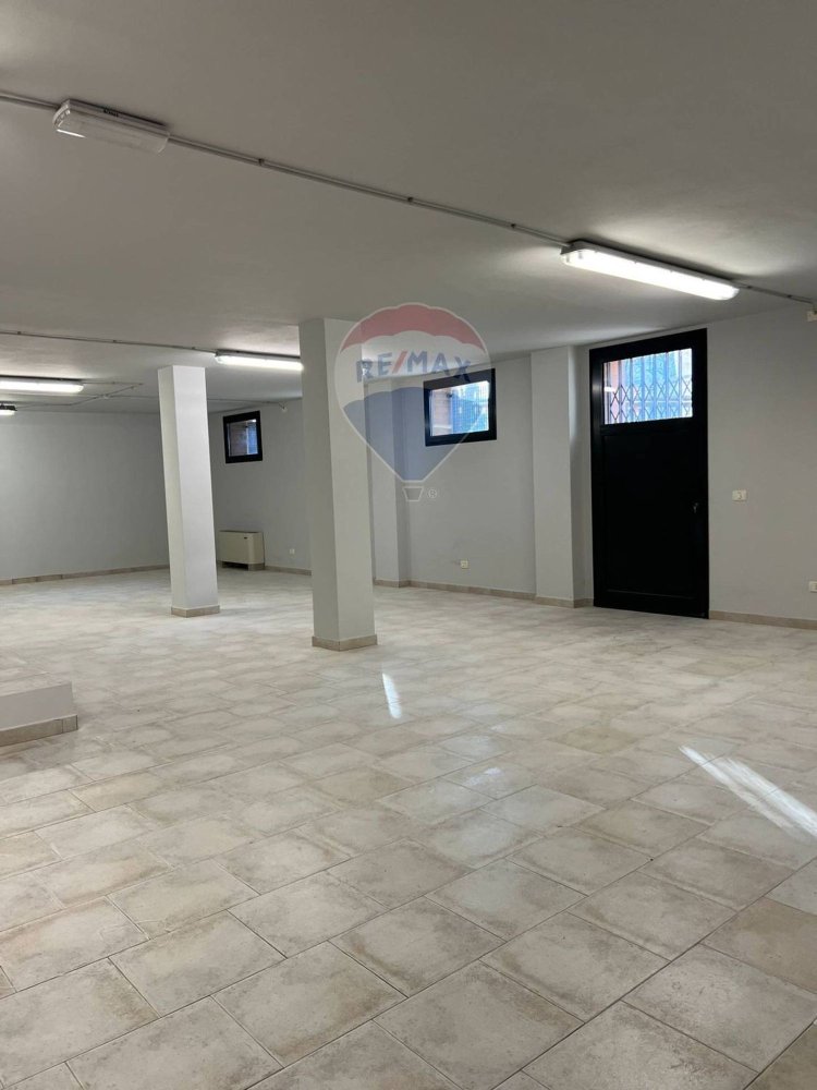 134m² Commercial property in Reggio Emilia, Italy No. 286620