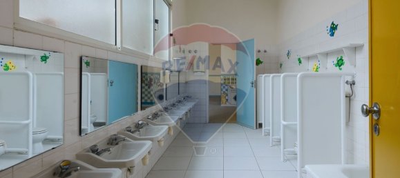 1158m² Commercial property in Cascais, Portugal No. 76535 3