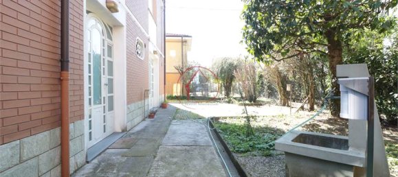 Villa de 4 dormitorios en Carpi, Italy No. 264543 2