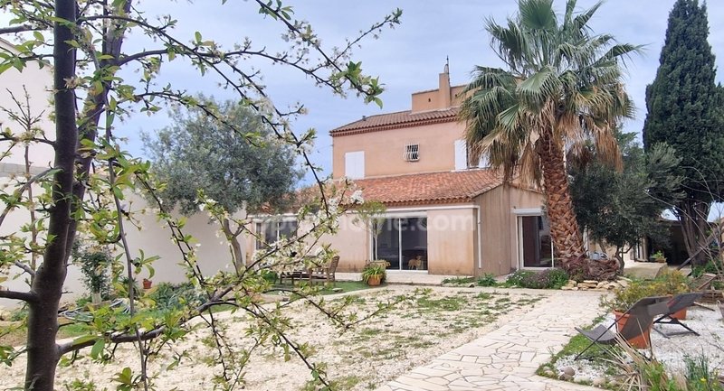 Villa de 4 dormitorios en Port-de-Bouc, France No. 185855