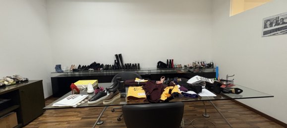 Коммерческая недвижимость с 6 комнатами в Чивитанова Марке, Италия № 328135 3