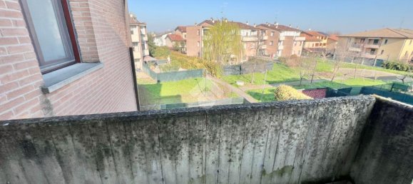 3 rooms Apartment in Reggio Emilia, Italy No. 13734 3