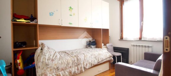 3 rooms Apartment in Reggio Emilia, Italy No. 13734 4