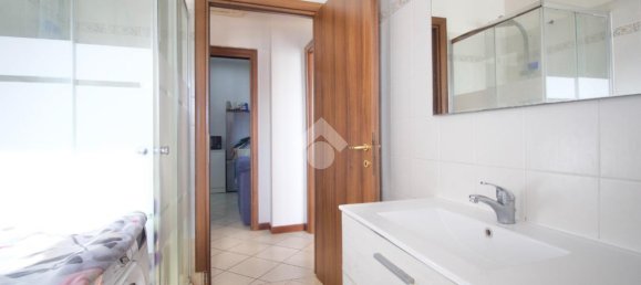 3 rooms Apartment in Reggio Emilia, Italy No. 13734 6