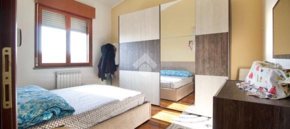 3 rooms Apartment in Reggio Emilia, Italy No. 13734 30