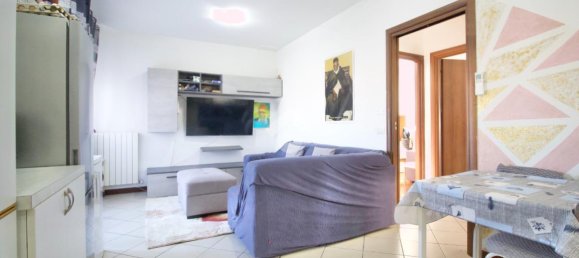 3 rooms Apartment in Reggio Emilia, Italy No. 13734 16