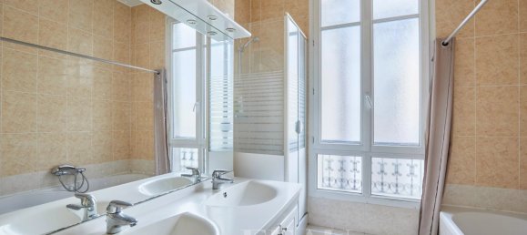 4 bedrooms Apartment in Paris, France No. 162872 10