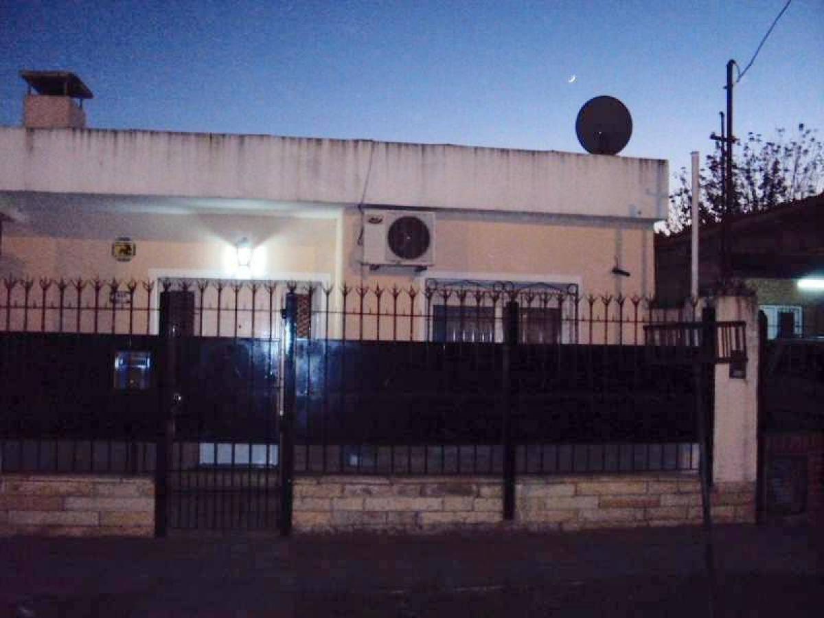 Дом с 4 спальнями в Эскобар, Аргентина № 99236