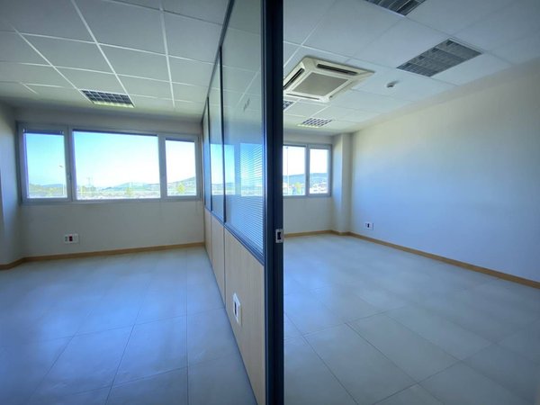 Büro in Chartered Community of Navarre, Spain 621m², Nr. 87328