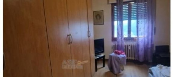 6 rooms Apartment in Prato, Italy No. 51766 4