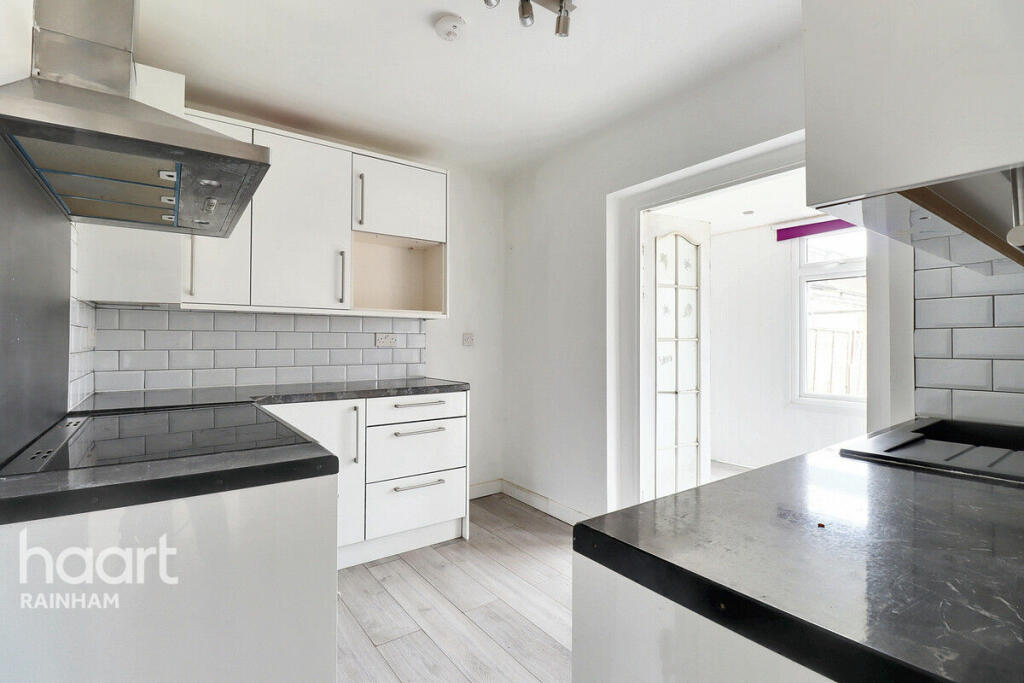 3 bedrooms Commercial property in Rainham, United Kingdom No. 4851