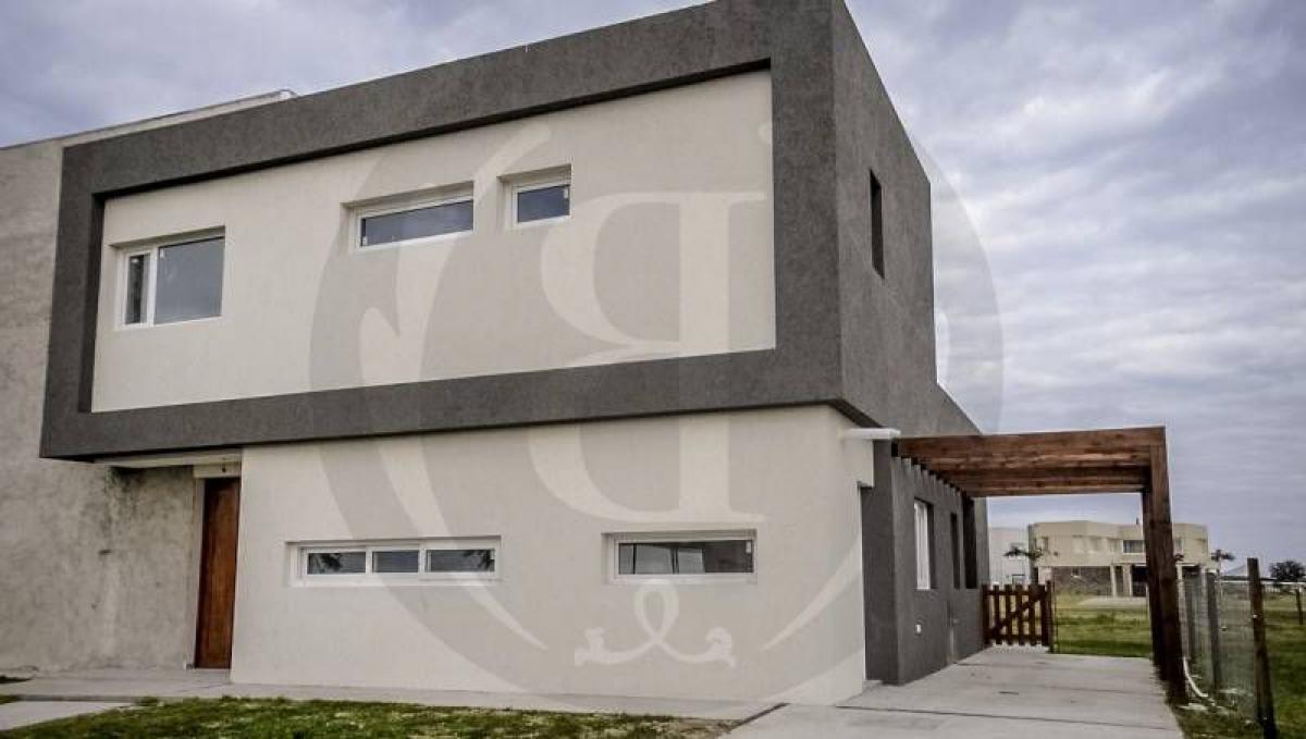 Casa de 3 dormitorios en Escobar, Argentina No. 68576