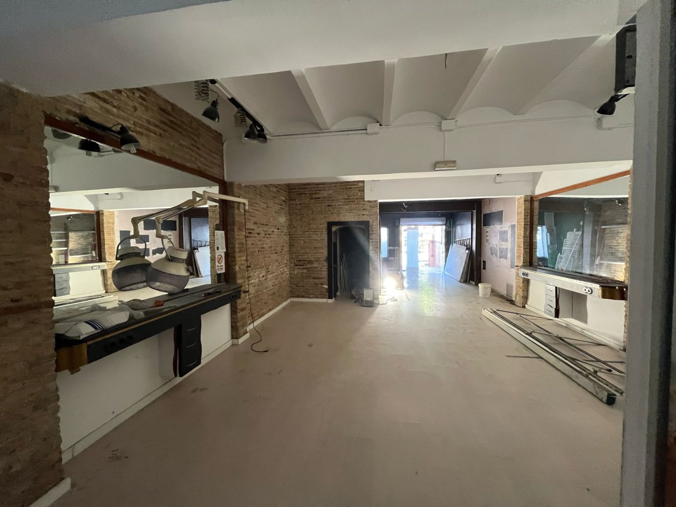 96m² Commercial property in Cornella De Llobregat, Spain No. 182276