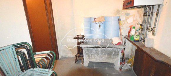 3 bedrooms House in Lucca, Italy No. 42651 8