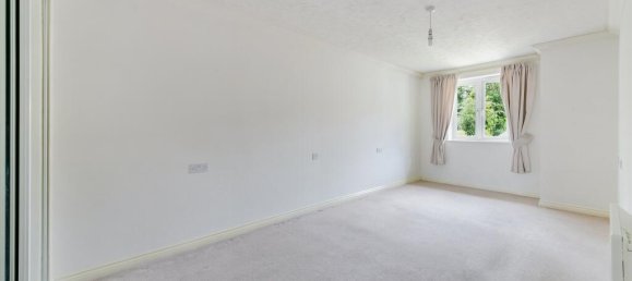 1 bedroom Apartment in Epsom, United Kingdom No. 9776 5