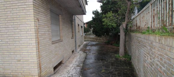 6 bedrooms House in Corridonia, Italy No. 351494 10