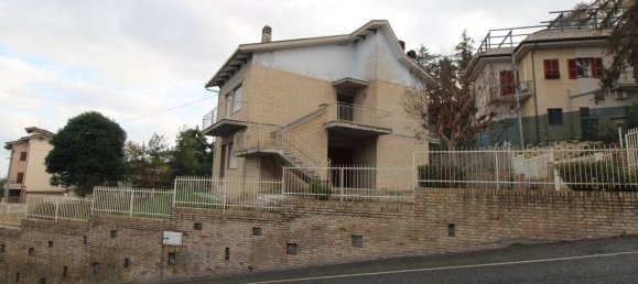 6 bedrooms House in Corridonia, Italy No. 351494 4