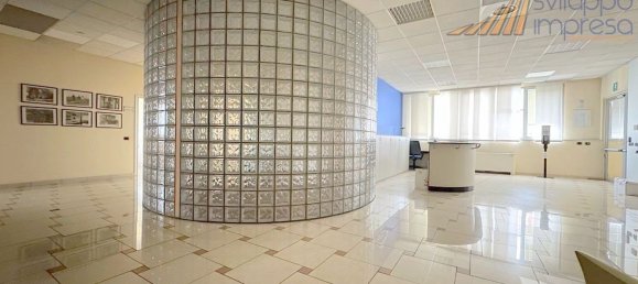 720m² Office in Cinisello Balsamo, Italy No. 61095 3
