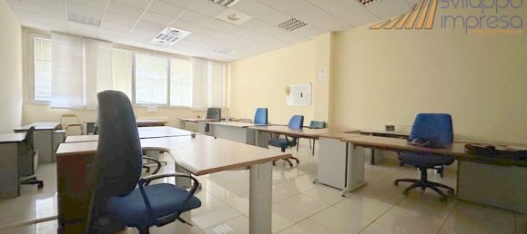 720m² Office in Cinisello Balsamo, Italy No. 61095 8