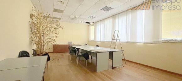 720m² Office in Cinisello Balsamo, Italy No. 61095 11